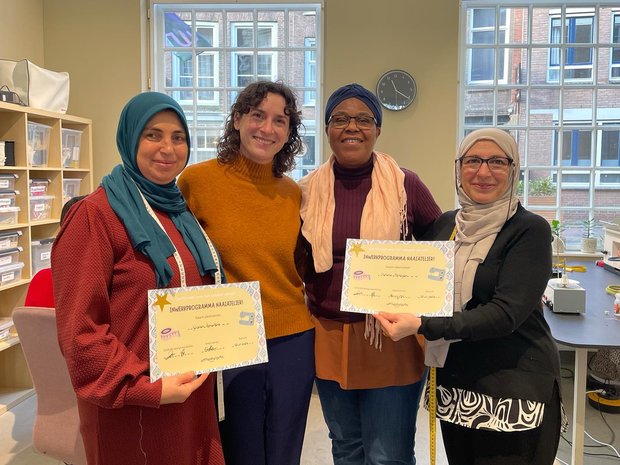 Uitreiking van certificaten voor het inwerkprogramma van het naaiatelier