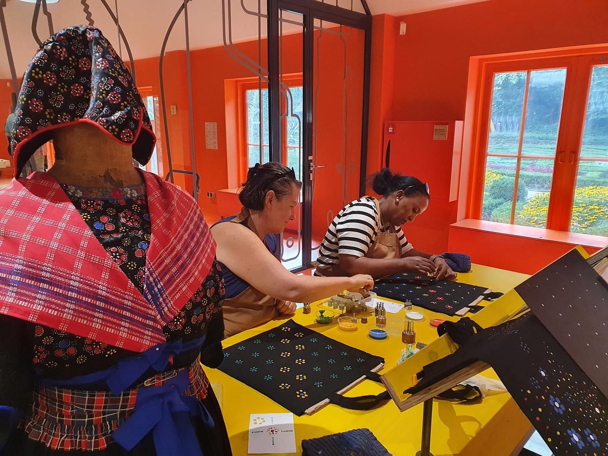 Vrijwilligersuitje van de Wereldwijven Ateliers bij het Nederlands Openluchtmuseum in Arnhem.