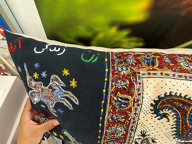 Detail van het kussen van Zahra: Vrijheid Detail van het kussen van Zahra: Vrijheid