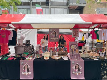 Lara op de Pasar Malam met haar nicht Eden
