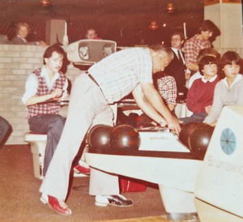 Familie aan het bowlen