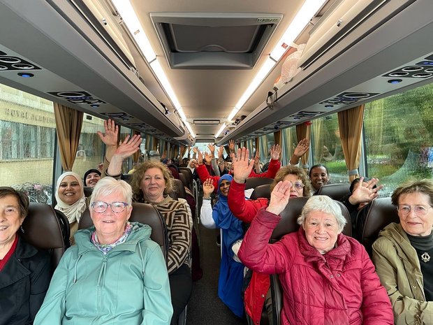 Een uitstapje met de bus van de Wereldwijven Een uitstapje met de bus van de Wereldwijven