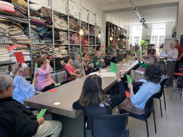 Bijeenkomst van de Wereldwijven in het atelier op de Voorstraat Bijeenkomst van de Wereldwijven in het atelier op de Voorstraat