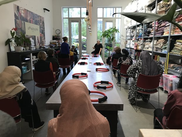 Bijeenkomst van de Wereldwijven in het atelier op de Voorstraat Bijeenkomst van de Wereldwijven in het atelier op de Voorstraat