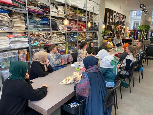 Bijeenkomst van de Wereldwijven in het atelier op de Voorstraat Bijeenkomst van de Wereldwijven in het atelier op de Voorstraat