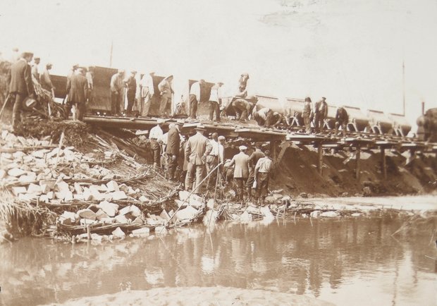 Een rij op rails staande kiepkarren bij de inpoldering van de Dordtse Biesbosch Een rij op rails staande kiepkarren bij de inpoldering van de Dordtse Biesbosch