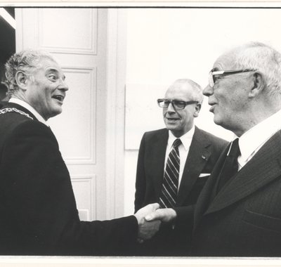Burgemeester Jan van Zuuren schudt de hand van Jaap Burger in het Dordrechts Museum