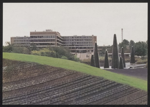 Het Refaja Ziekenhuis met ervoor het landschapskunstwerk van Hans Petri Het Refaja Ziekenhuis met ervoor het landschapskunstwerk van Hans Petri