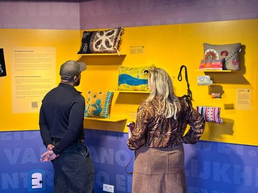 Curator van de tentoonstelling 'De Wereldwijven Ateliers' Joshuar Gomez en artistiek directeur van het Dordrechts Museum 'Femke Hameetman'.